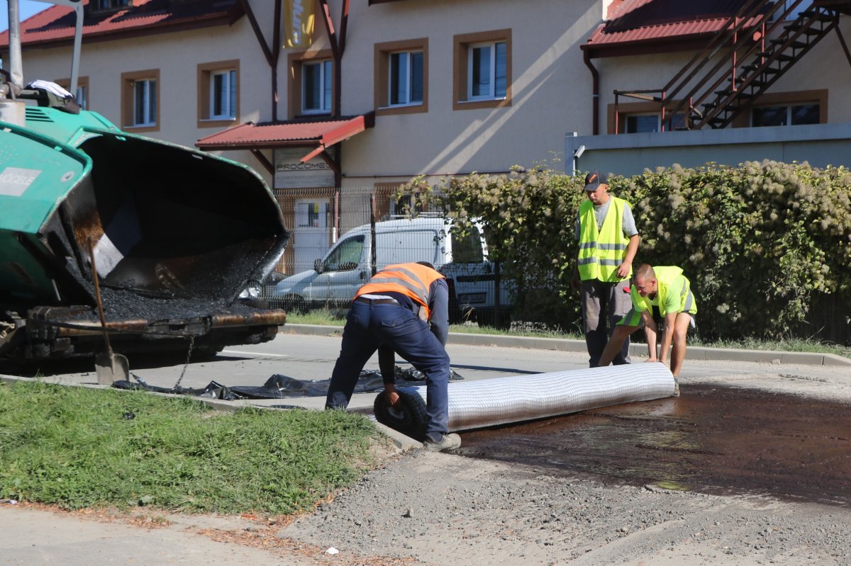 A Budvár utcában az új aszfaltréteg alá geotextil réteg is került, ami növeli annak stabilitását, élettartamát  •  Fotó: Székelyudvarhely Polgármesteri Hivatala