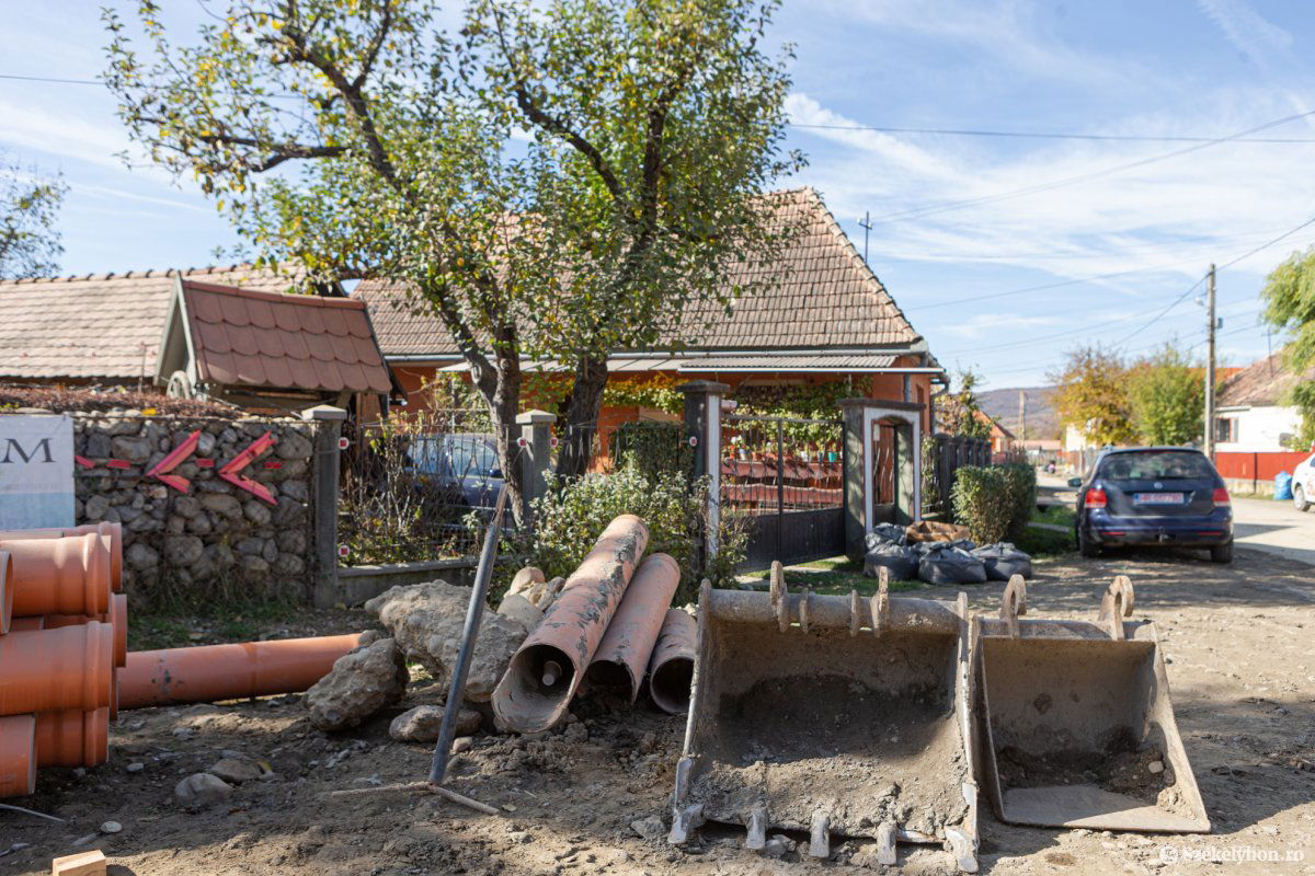Időszakos forgalmi korlátozásokra kell számítani Bögözben a szennyvízhálózat kiépítése miatt •  Fotó: Erdély Bálint Előd