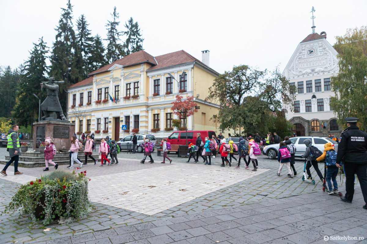 Szórakoztató és egyben nevelő hatású: a lábbusz-program igazi közösségi élményt nyújt a kisiskolásoknak •  Fotó: Erdély Bálint Előd