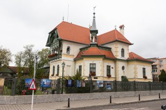 Siklódy Ferenc vezeti körbe a látogatókat székelyudvarhelyi kiállításán