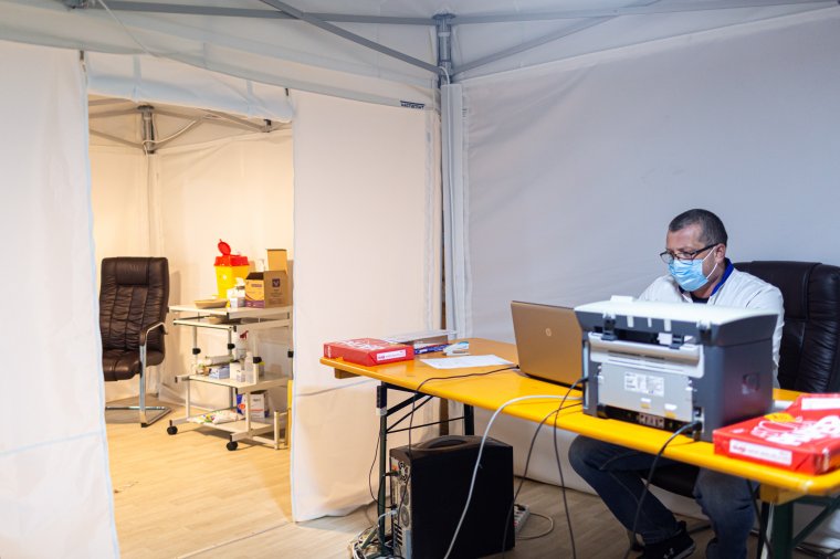 Tizenkét lakossági oltóközpontban kezdődött el az oltás harmadik dózisának beadása Hargita megyében