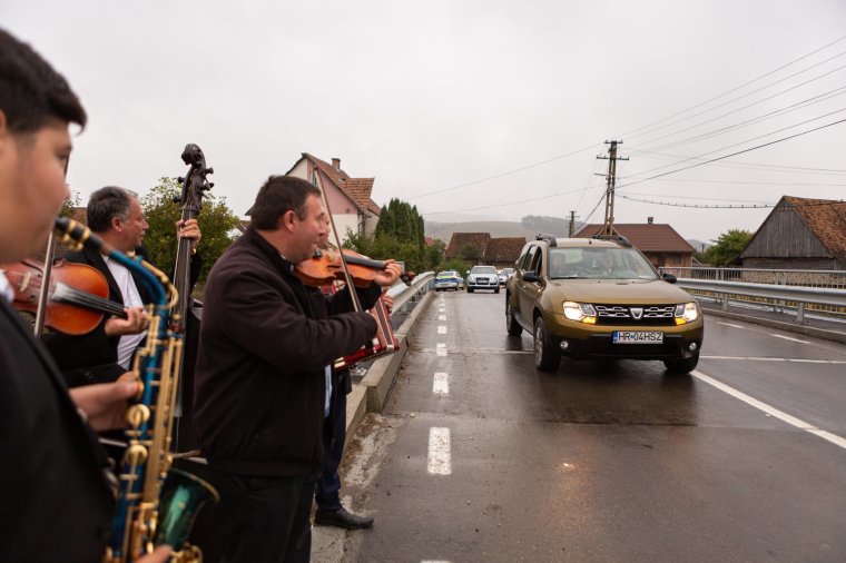 Zenekar kísérete mellett adták át a felújított útszakaszt
