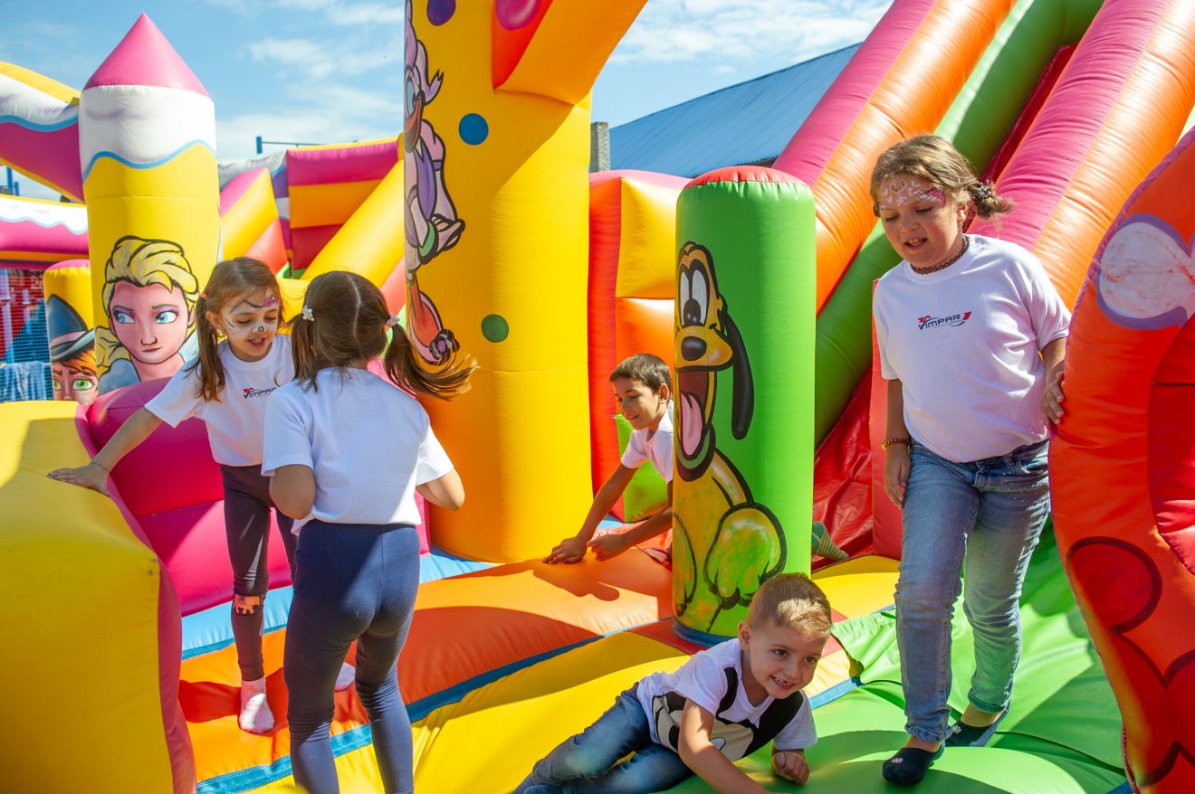 Interaktív programokkal varázsolják színessé a gyereknapot több erdélyi és partiumi városban •  Fotó: Beliczay László