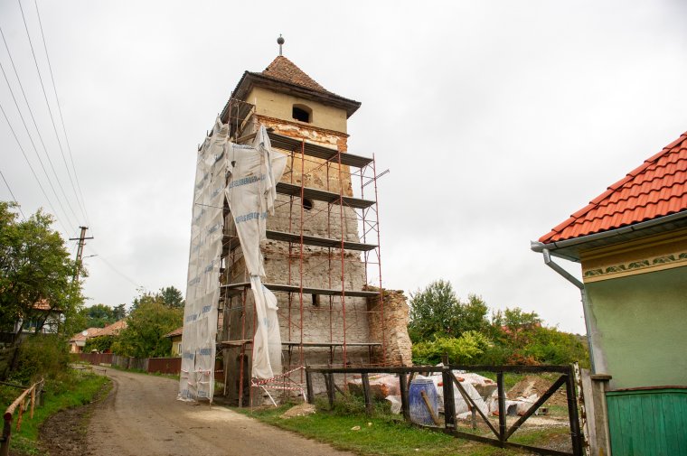 Megmentik a székelyföldi „ferdetornyot”