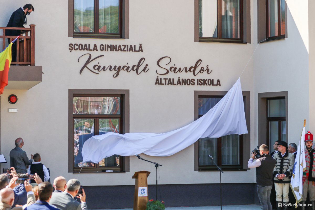 A faluközösség vasárnap délelőtt az iskola udvarán ünnepelte meg a tanintézet felújítását és a Kányádi Sándor név felvételét •  Fotó: Balázs Attila
