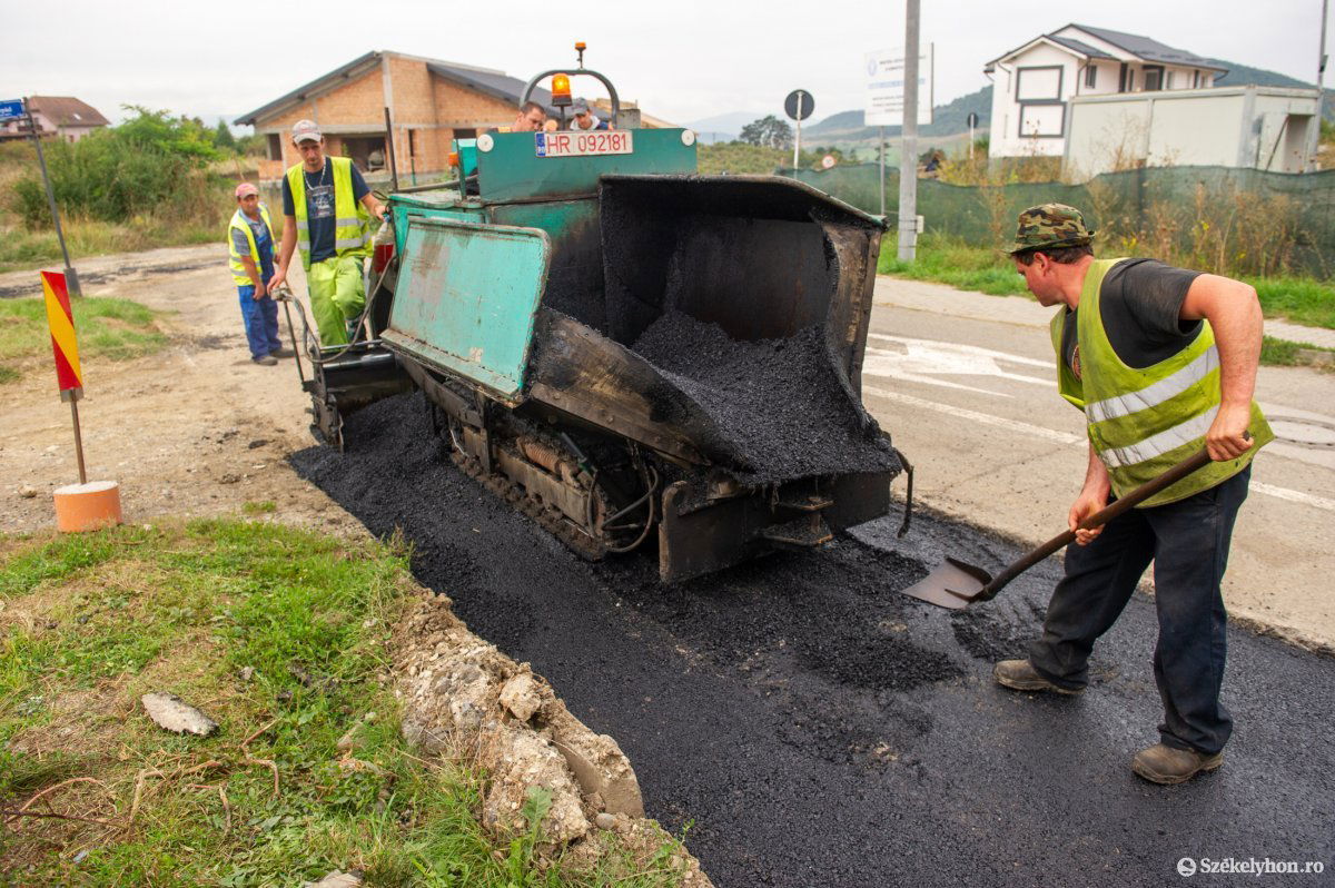 Még a tél beállta előtt kijavítják a hibás útburkolati részeket Székelyudvarhelyen •  Fotó: Beliczay László