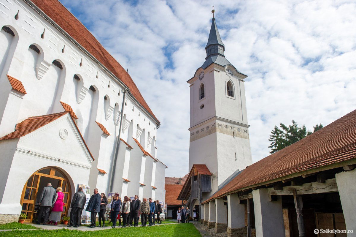 A Hargita megyei Székelyderzs unitárius erődtemploma. A „szalonnás” templom lelkészéről szóló film elkészülését is támogatja a Nemzeti Filmintézet •  Fotó: Beliczay László