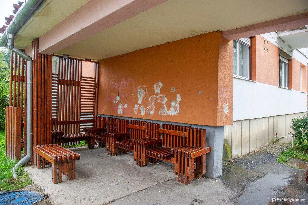 A lakók szerint csak akkor áll helyre a nyugalom és rend, ha eltűnnek ezek a padok •  Fotó: Beliczay László