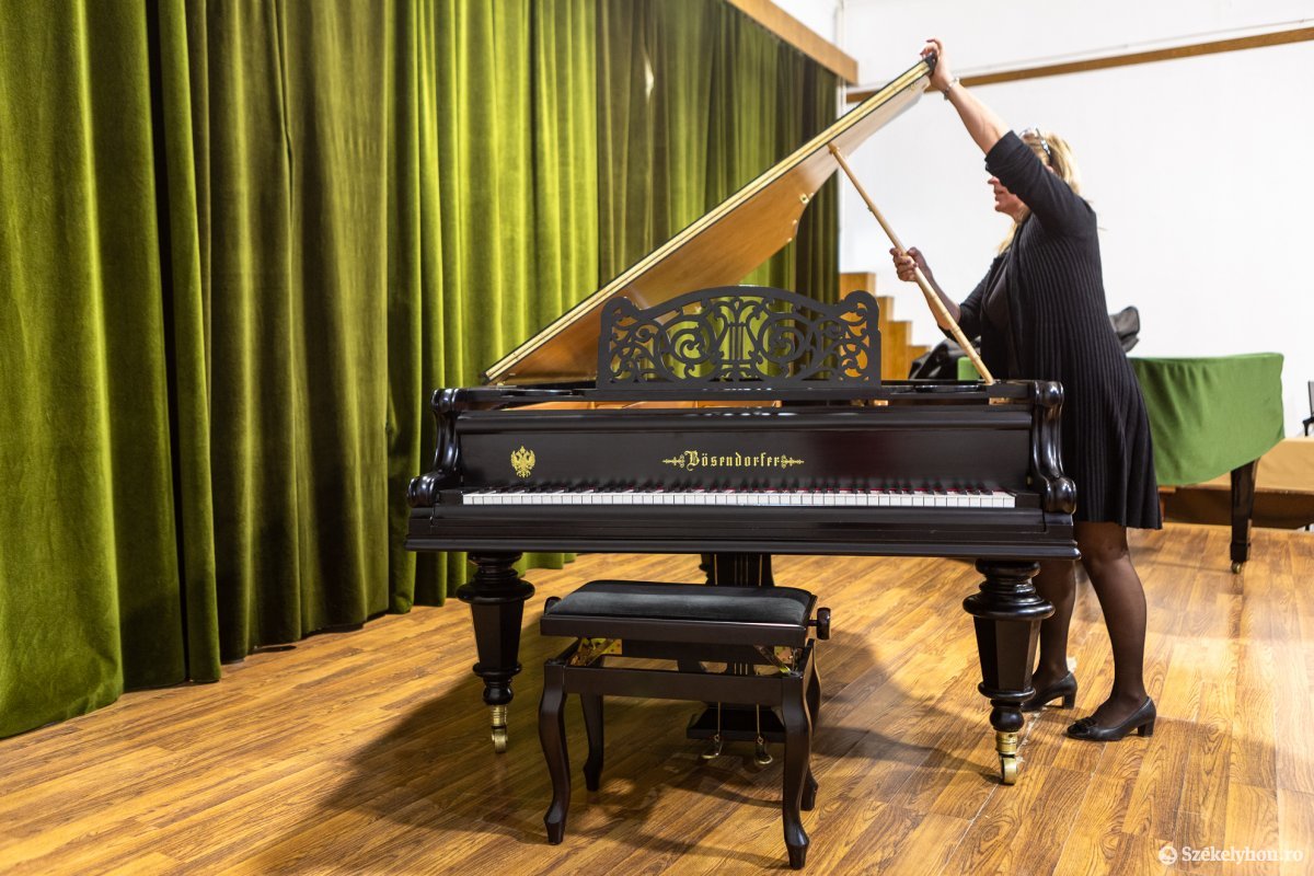 A szállítmány legértékesebb darabja egy limitált példányszámban készült Bösendorfer-koncertzongora &bullet;  Fotó: Erdély Bálint Előd