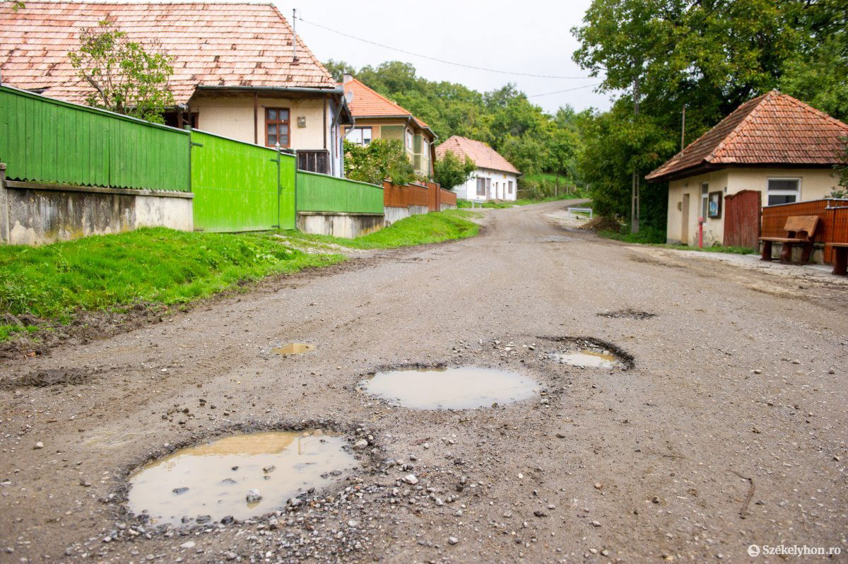 Nagy gödrök éktelenkednek az úttesten Sükőben •  Fotó: Beliczay László