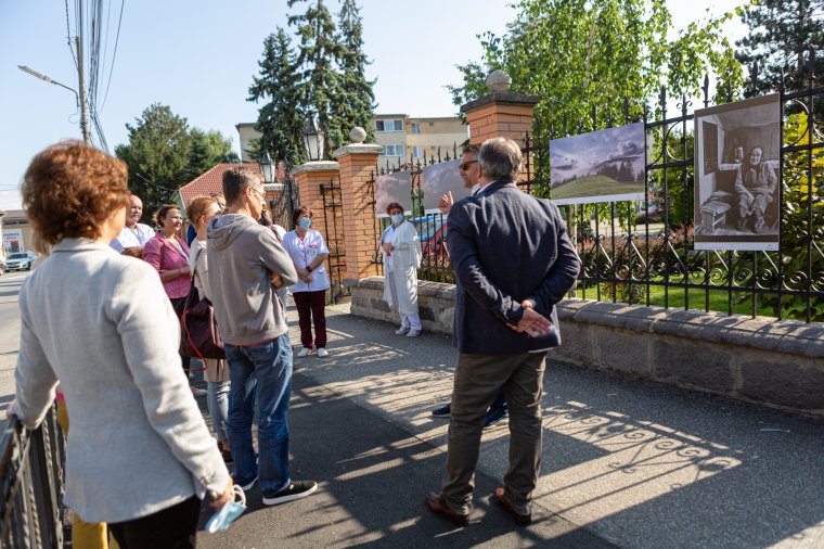 Egészségügyi dolgozók fotóiból nyílt szabadtéri kiállítás Székelyudvarhelyen