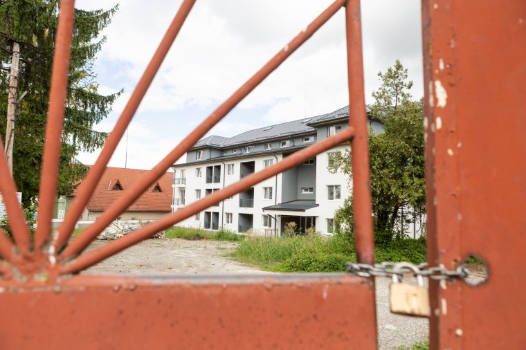 Felépítették a szolgálati lakások tömbházát, de elhúzódhat még az átadás