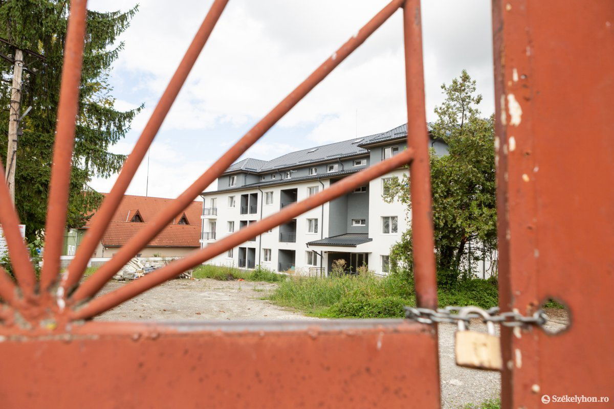 Lakat a kapun. Ha meglesznek a szükséges engedélyek, az elektromosáram- és gázhálózatra való csatlakozással folytatódhat a munka •  Fotó: Erdély Bálint Előd