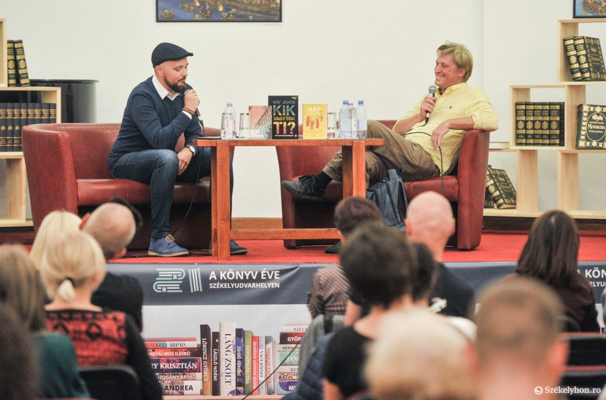 Háy János telt ház előtt őszintén, elgondolkodtató módon és sok humorral beszélt az írásról •  Fotó: Beliczay László