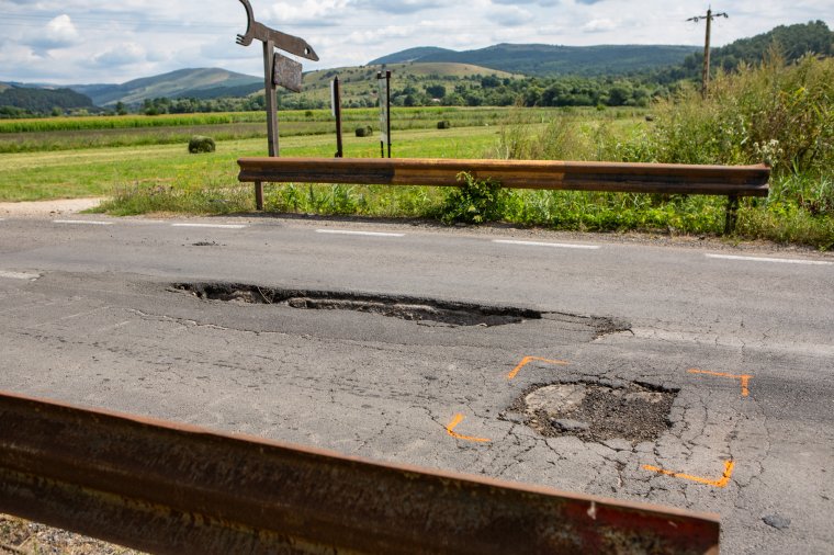 Sofőrök állítják, hogy meghibásodott az autójuk, miután belementek a nehezen látható gödörbe