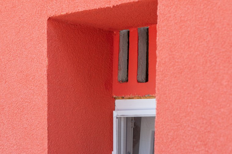 Számos hibát vettek észre a lakók az udvarhelyi tömbházfelújításnál