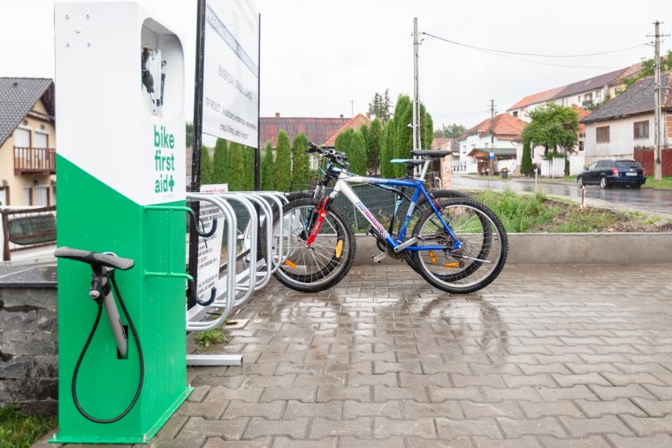 Köztéri kerékpárjavító-állomást és biciklitámaszokat szereltek fel Szentegyházán