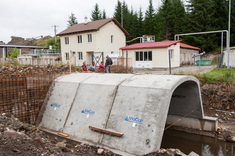 Nagyobb és strapabíróbb hidat építenek az árvíz által tönkretett helyett