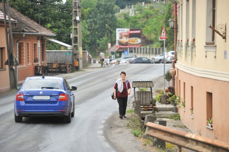Újabb járdaszakaszokat építenek Zetelakán a gyalogosok biztonsága érdekében