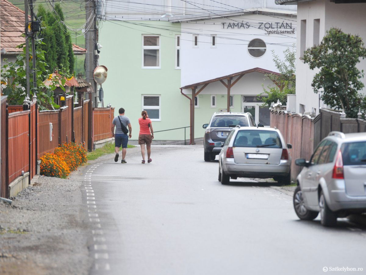 Két projekt részeként építenek járdákat a forgalmasabb utcákban Zetelakán •  Fotó: Beliczay László
