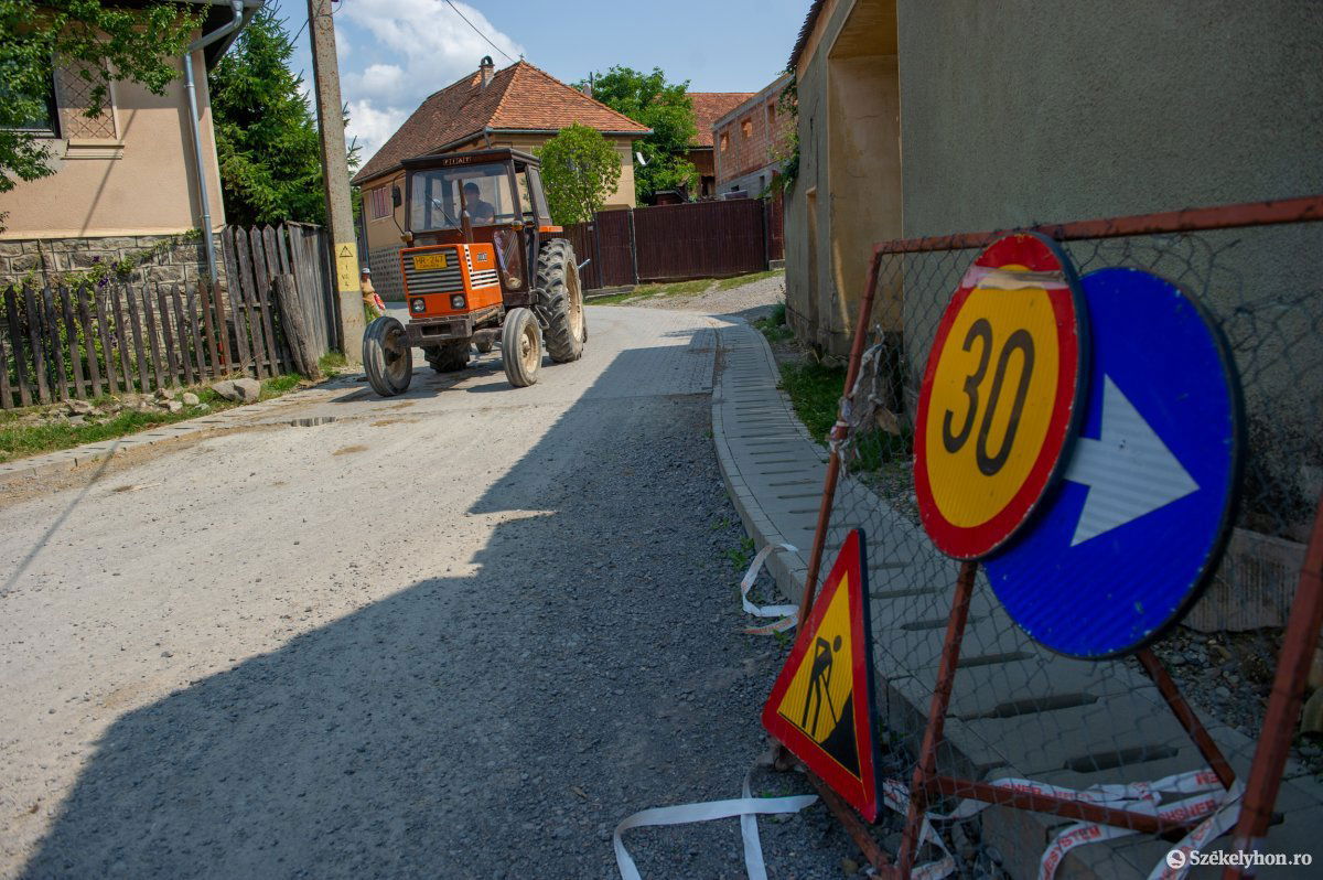 Az alapozás megtörtént, térkövezéssel folytatódik ősszel a munka •  Fotó: Beliczay László