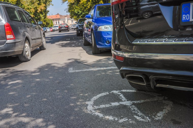 Több tényező is hátráltatja a parkolási gondok megoldását Székelyudvarhelyen