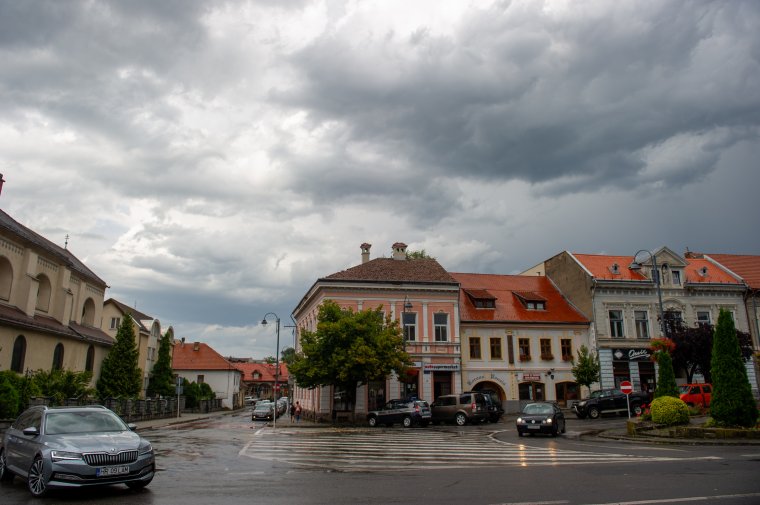 Viharos időjárásra figyelmeztetnek a meteorológusok