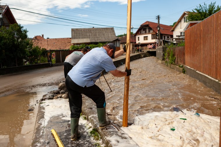 Erdélybe is bőven jut: csaknem 150 millió lejes kormánytámogatás a katasztrófa sújtotta megyék számára