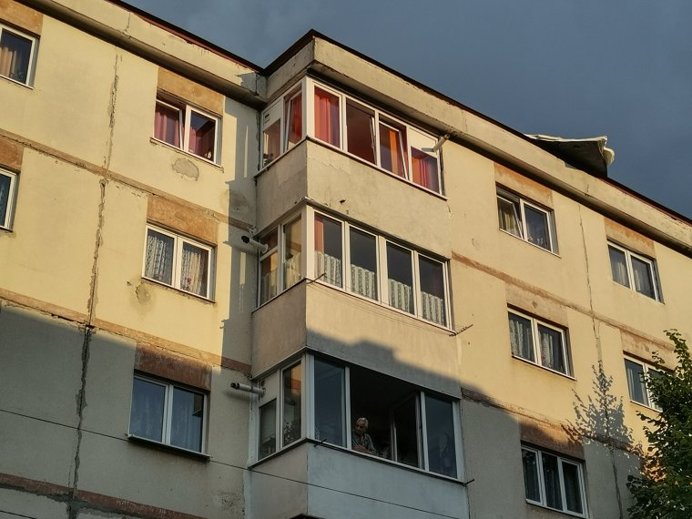 Tömbház tetejéről tépte fel a szél a bádoglemezt Székelyudvarhelyen