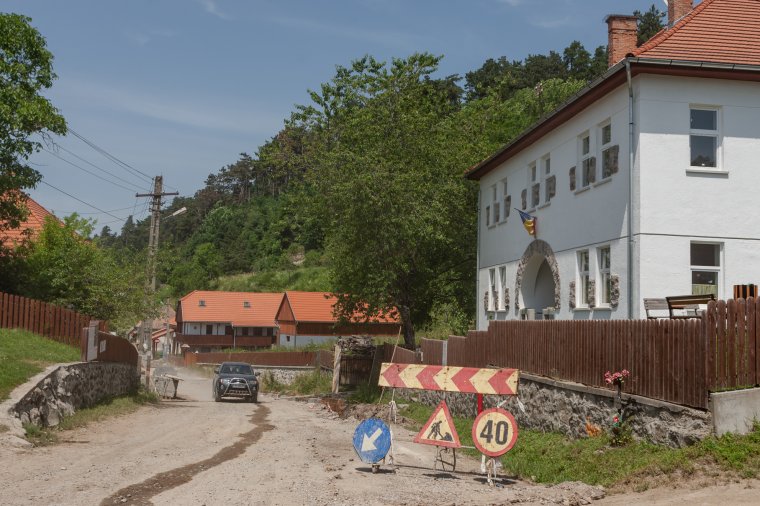 Az esőzések hátráltatták a munkát a Székelypálfalva és Énlaka közötti megyei úton