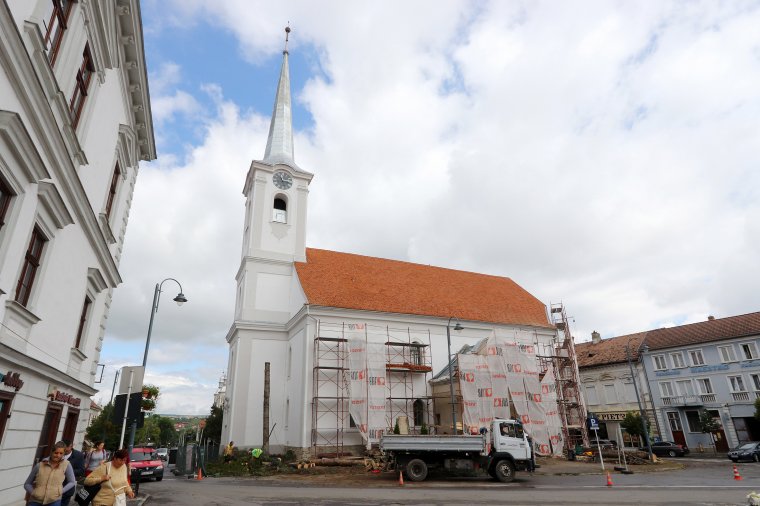 Kivágták az idős fenyőket a székelyudvarhelyi belvárosi templomnál