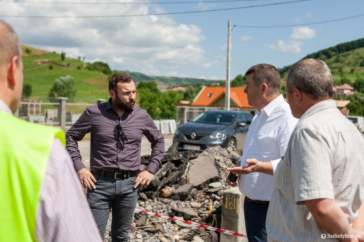 Felülkerekedett. Bíró Barna Botond (balról) letaszította a trónról Borboly Csabát (jobbról) Hargita megyében (archív felvétel) •  Fotó: Erdély Bálint Előd