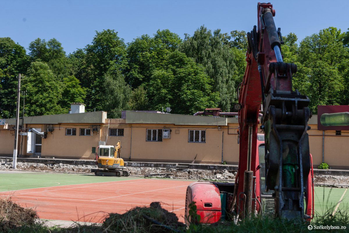 Bontják a minifocipálya lelátóit &bullet;  Fotó: Erdély Bálint Előd