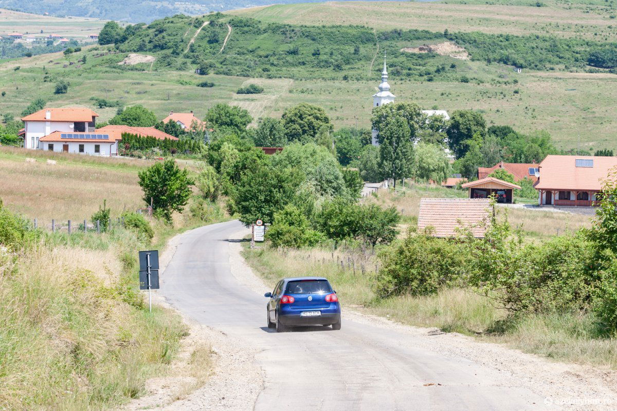 Egyre csak romlik a megyei út az elterelt forgalom miatt •  Fotó: Erdély Bálint Előd