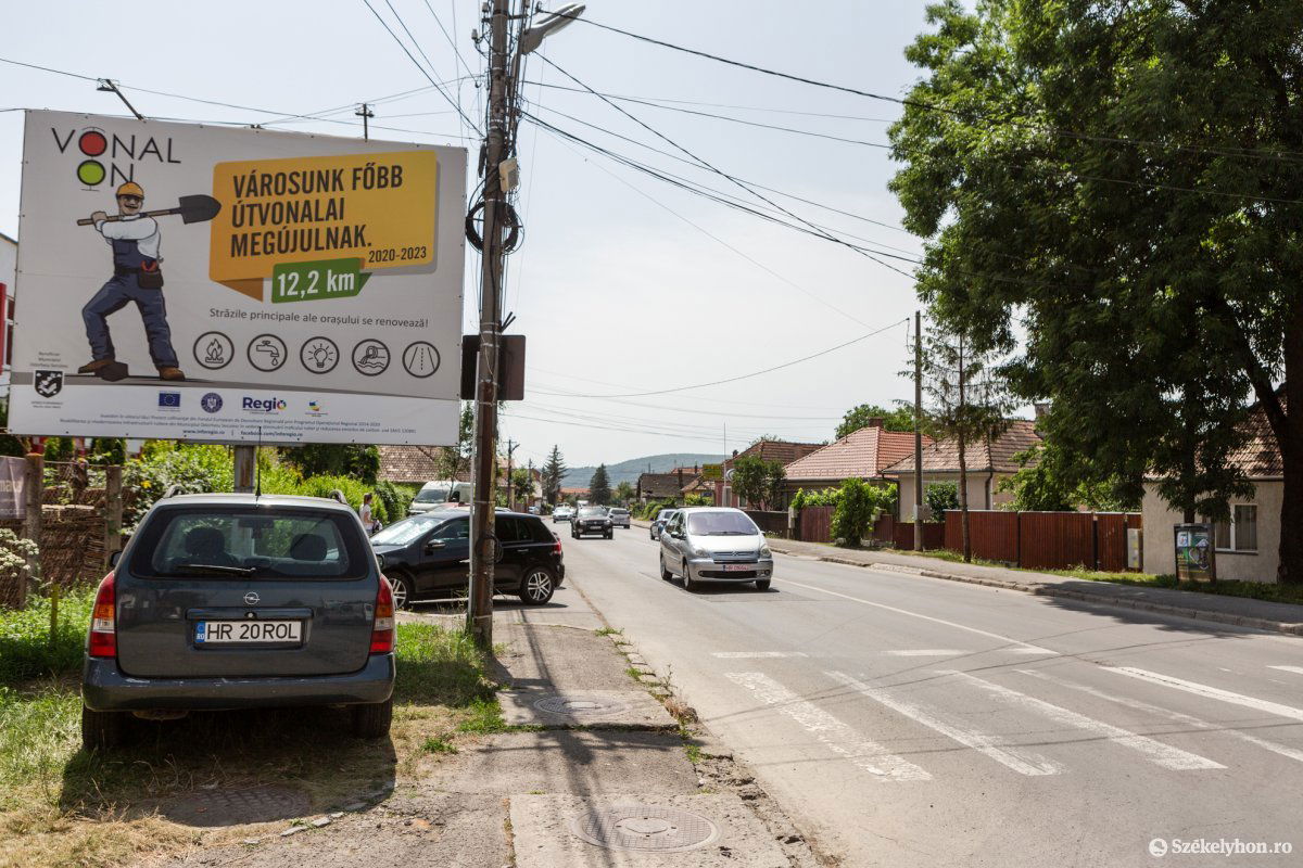 Elhasznált úthálózat. A tervek szerint már csak 2023 végéig, azaz mindössze két és fél évet kell várni a felújításra •  Fotó: Erdély Bálint Előd