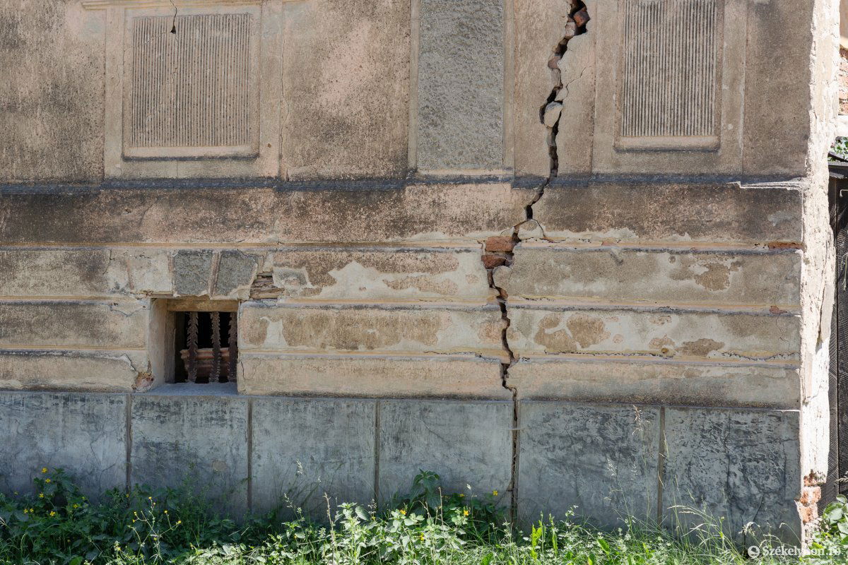 A házak is repedeznek az útra nehezedő teher miatt &bullet;  Fotó: Erdély Bálint Előd
