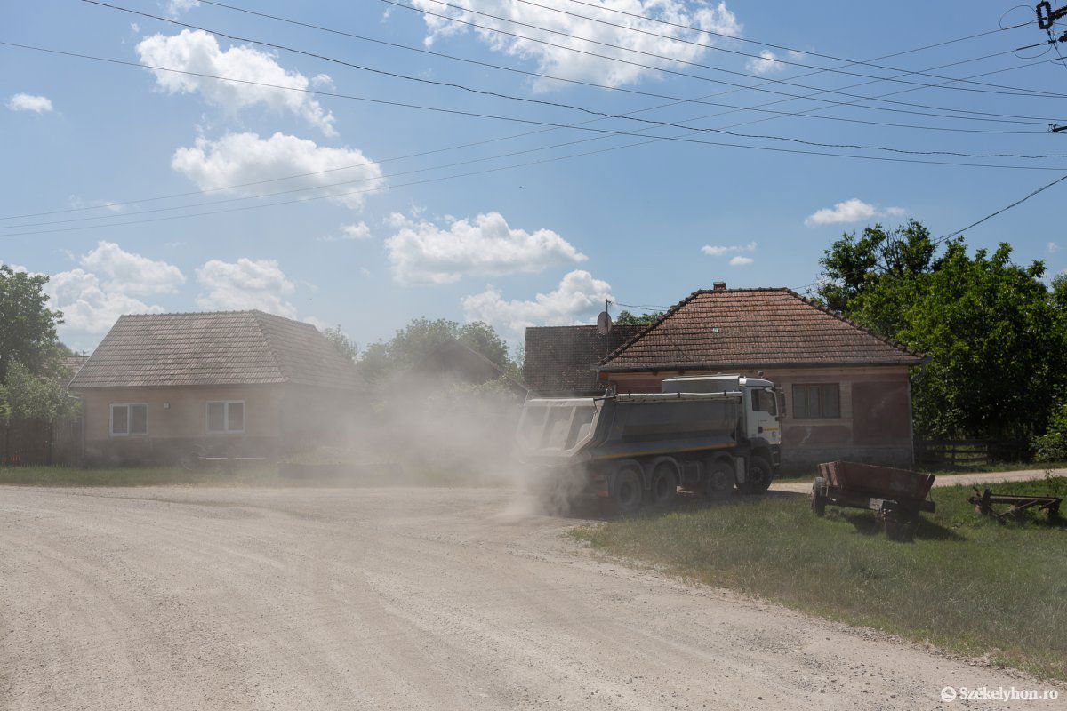 Elviselhetetlen port hagynak maguk után a teherautók &bullet;  Fotó: Erdély Bálint Előd