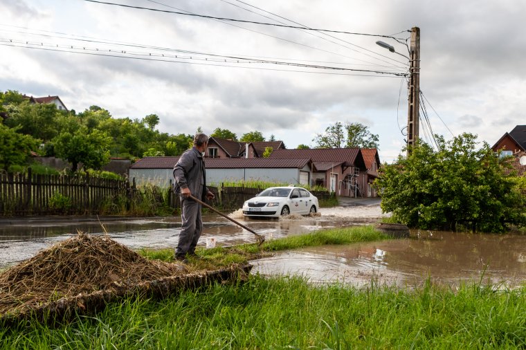 Háztartásokat rongál meg, útszakaszokat tesz nehezen járhatóvá egy-egy zápor