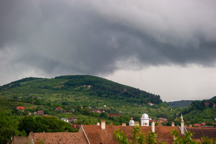 Hétfő délelőttig jó esetben esős idő, rossz esetben viharos