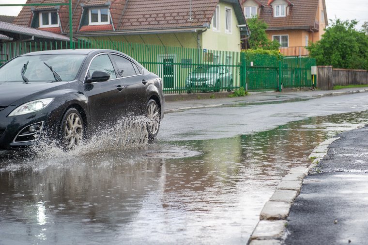 Nagy mennyiségű esőre, viharokra figyelmeztetnek a meteorológusok