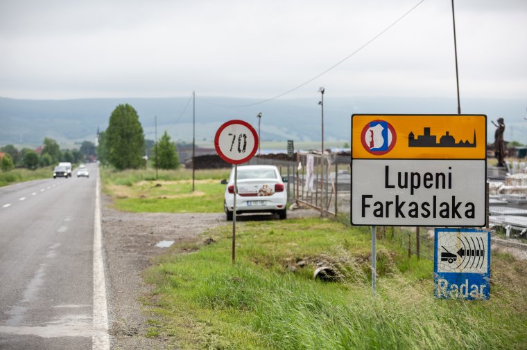 Le akart térni a megyei útra, de a mögötte haladó jármű belerohant