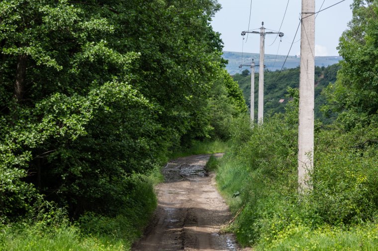 Jelenleg csak terepjáróval járható az útszakasz, aszfalttól aszfaltig újítanának