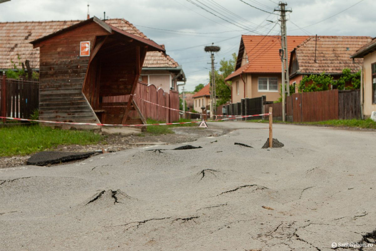 Alaposan megrongálta az áradás az aszfaltot Bikafalván •  Fotó: Erdély Bálint Előd