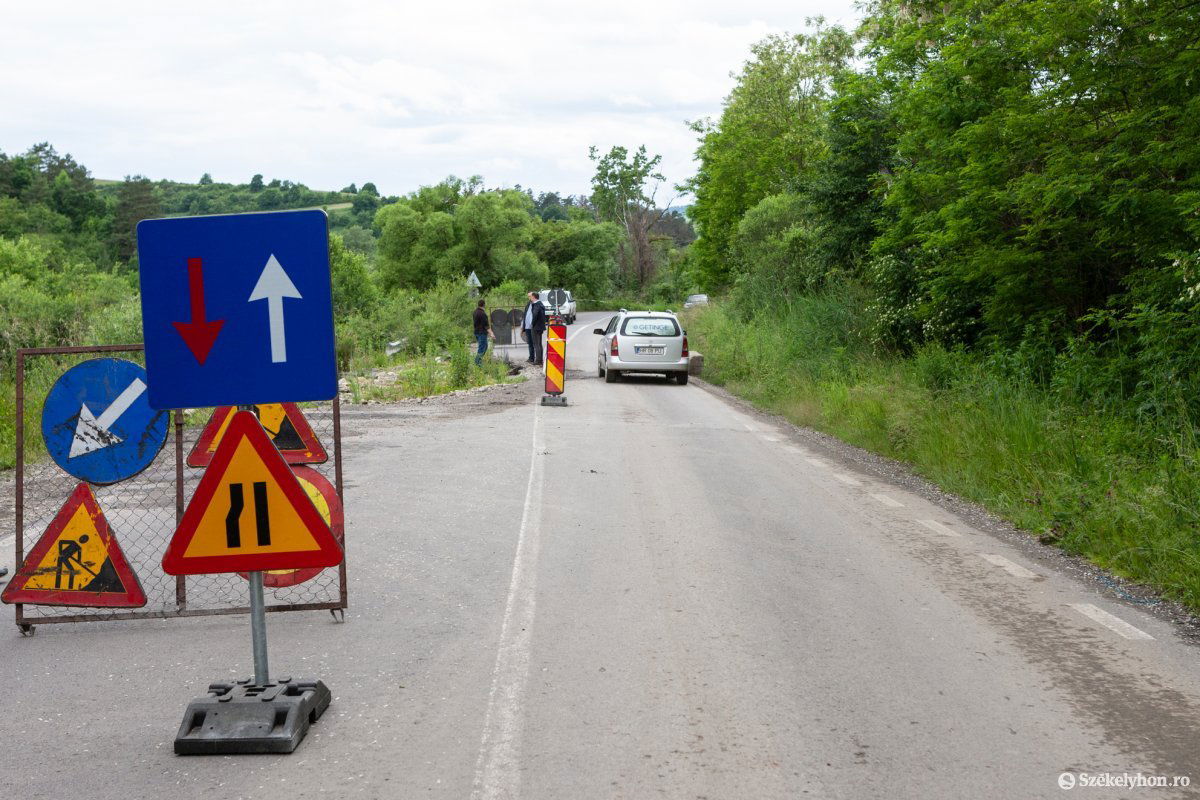3,5 tonnás súlykorlátozást léptettek érvényebe a tibódi útleszakadásnál •  Fotó: Erdély Bálint Előd