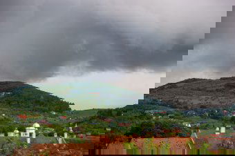 Hétfő délelőttig jó esetben esős idő, rossz esetben viharos