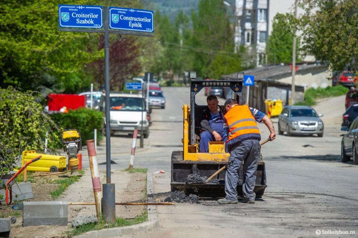 A Szabók utcában kedden aszfaltoztak •  Fotó: Beliczay László