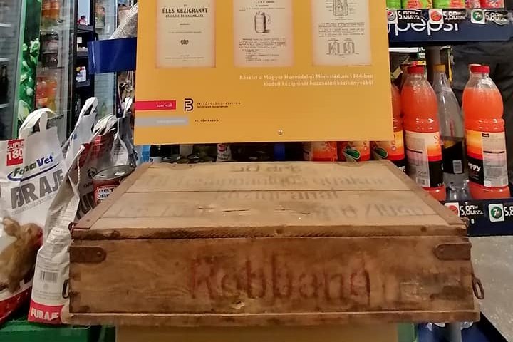 Helytörténeti kiállítás az élelmiszerboltokban, a virágüzletben, a polgármesteri hivatalnál és a gyógyszertárban