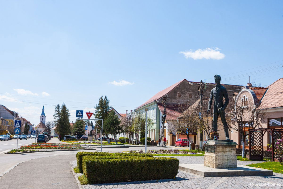 Székelykeresztúr főtere. Hamarosan helyi rendőrök járőrözhetnek a kisvárosban is •  Fotó: Erdély Bálint Előd