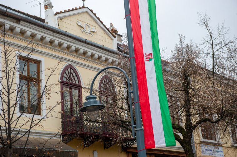 Ki kell fizetnie Székelyudvarhely polgármesterének az egyik zászlóbírságot