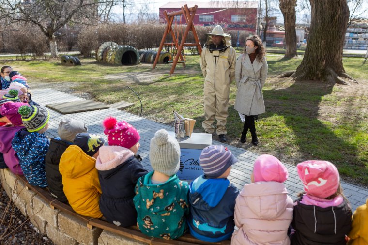 A méhekkel, méhészkedéssel kapcsolatosan bővítik a gyerekek ismereteit